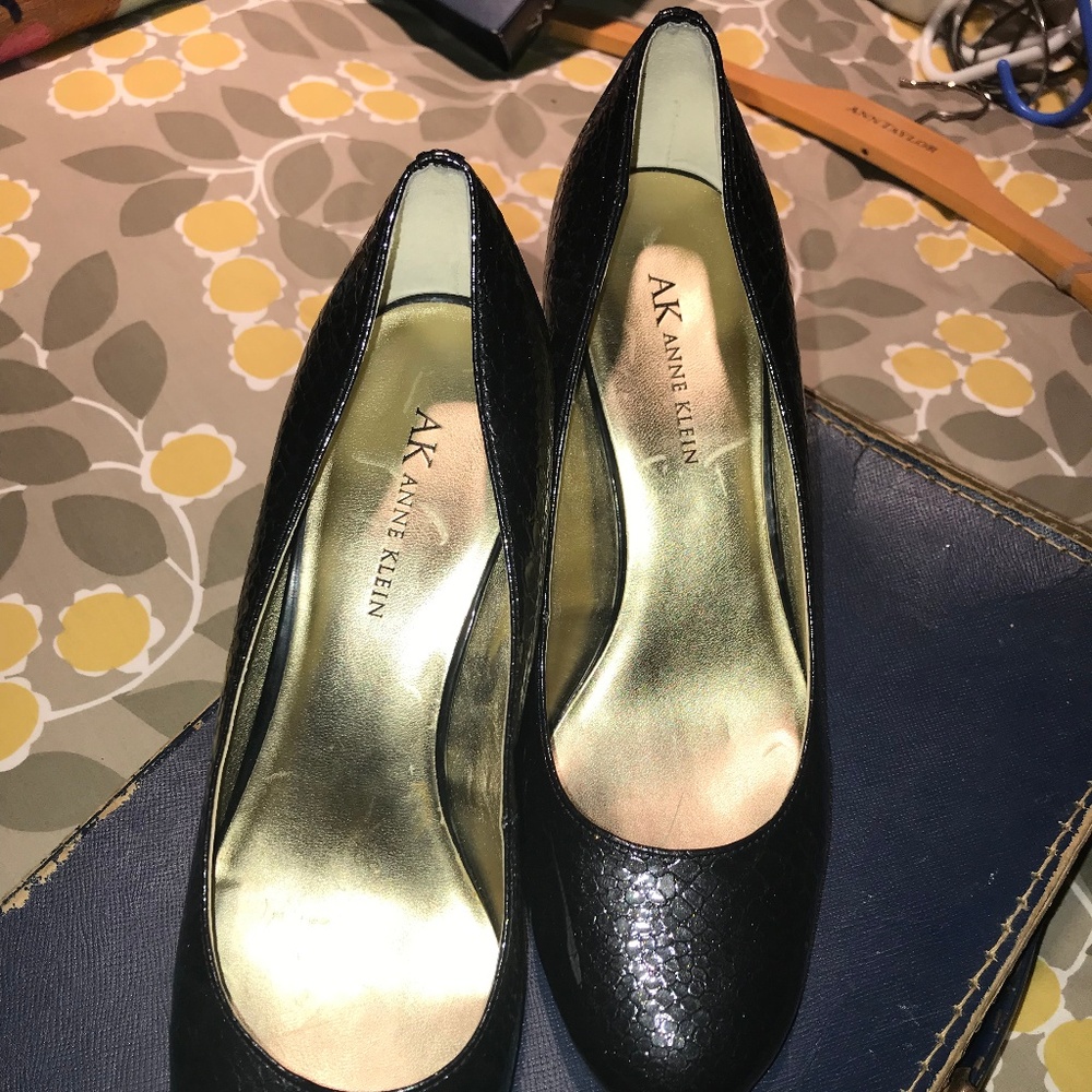 black Anne Klein round toe